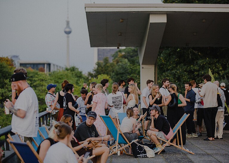 Besucher des Forward Festivals Berlin mit dem Fernsehturm im Hintergrund