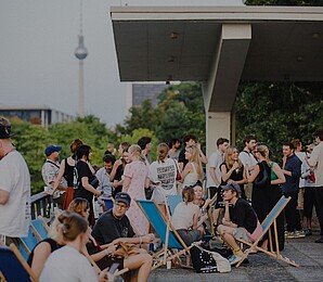 Besucher des Forward Festivals Berlin mit dem Fernsehturm im Hintergrund