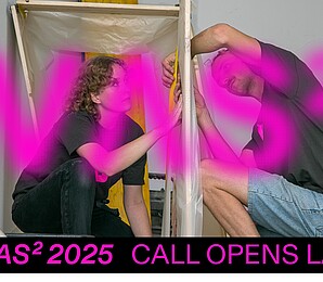 2 participants build a model, in the front you can see the VAS logo