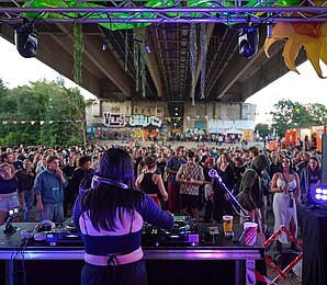 DJ in front of audience under Prater bridge