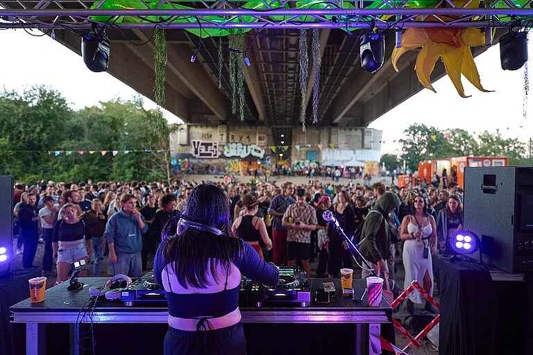 DJ in front of audience under Prater bridge