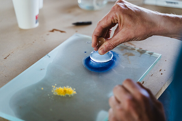 Biofabrique Vienna Challenge „Applied Colours” person experimenting with the “Wiener Farben” palette on paper
