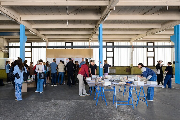 Biofabrique Vienna: Network Day A group of people engaging in discussion at Biofabrique Vienna, Nordwestbahnhof.