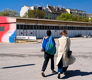 Two people are walking onto the Nordwestbahnhof site
