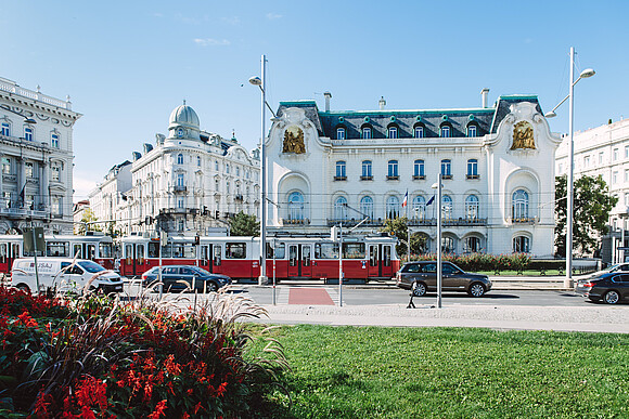 Schwarzenbergplatz with public transport