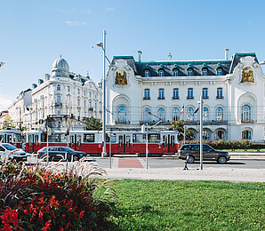 Schwarzenbergplatz with public transport