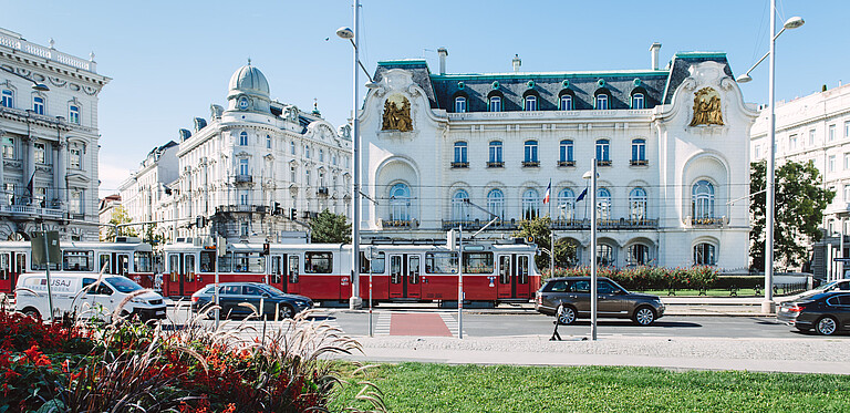 Schwarzenbergplatz with public transport