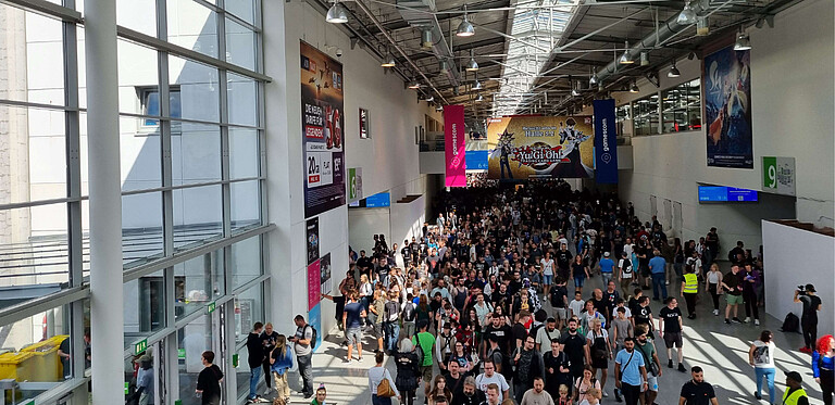 Crowd, Gamescom entrance area