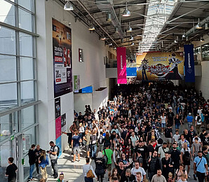 Crowd, Gamescom entrance area