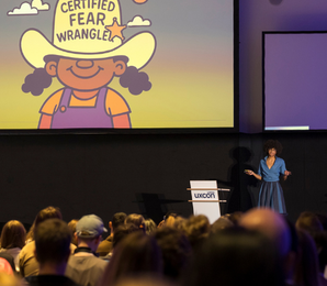 Presentation scene at uxcon - Woman presenting in front of screen