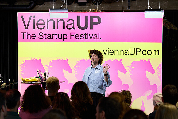 Smart City SuMMit/VUP Woman moderating at a ViennaUp event