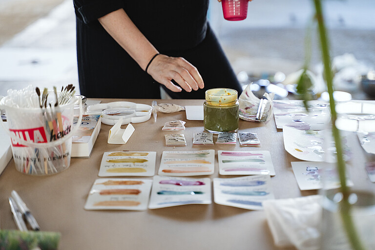 Biofabrique Vienna Challenge „Colors at Work” person experimenting with the “Wiener Farben” palette on paper