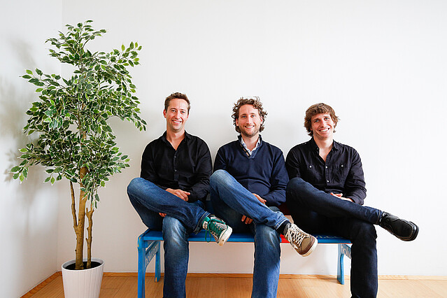 TourRadar: Drei Männer sitzen auf einer Bank. 
