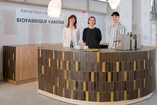 Biofabrique Vienna: Kollektiv dreiSt. an der Bar der Biofabrique Kantine auf der Vienna Design Week