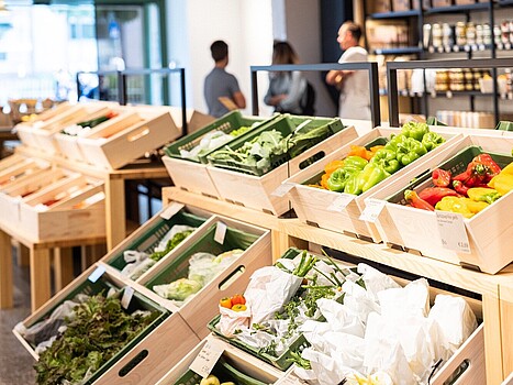 Markta: Obst und Gemüse in Holzkisten in der ersten markta-Filiale.