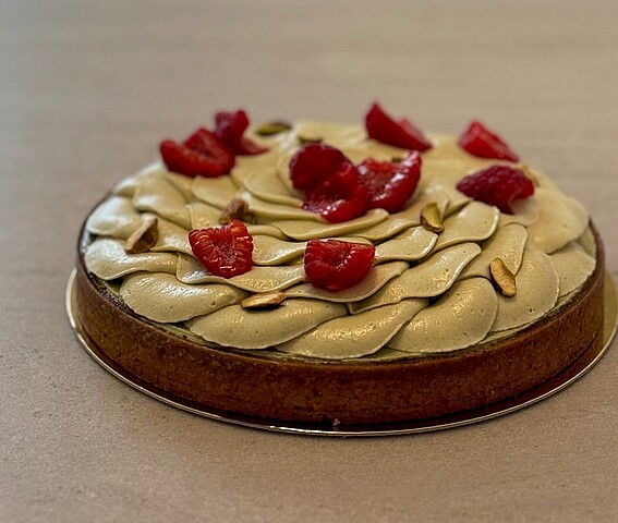 [Translate to English:] Eine Torte mit Himbeeren 