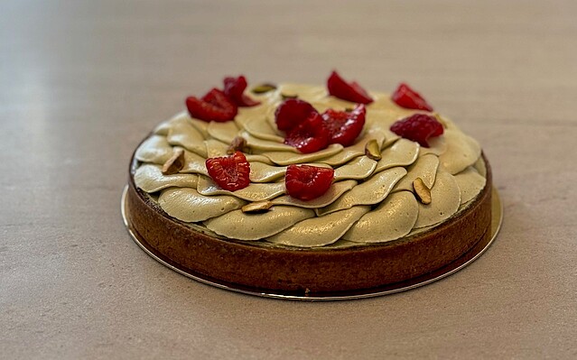 [Translate to English:] Eine Torte mit Himbeeren 