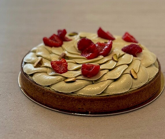 [Translate to English:] Eine Torte mit Himbeeren 