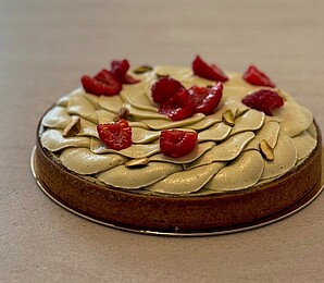 [Translate to English:] Eine Torte mit Himbeeren 