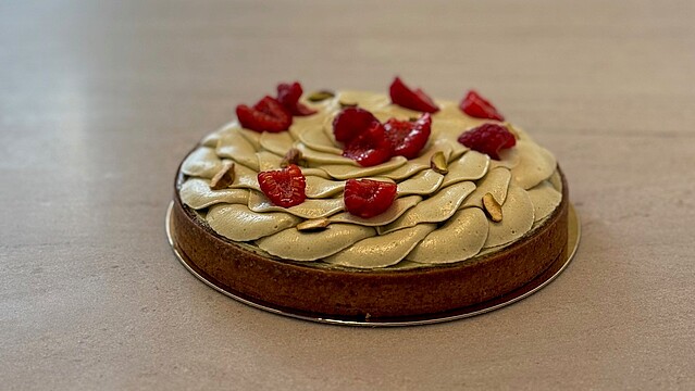 [Translate to English:] Eine Torte mit Himbeeren 