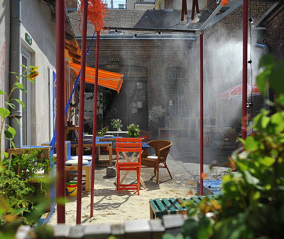 Kollektiv Kaorle - ein Lido für Ottakring: Blick in einen begrünten Innenhof mit Sitzmöglichkeiten