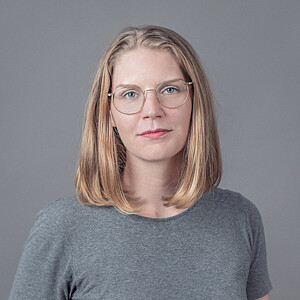 Portrait von Cornelia Lein, eine Frau mit schulterlangen blonden Haaren und Brille