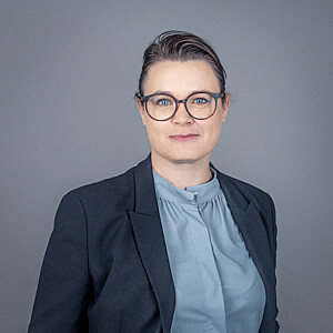 Portrait von Camilla Munksgaard, eine Frau mit Brille