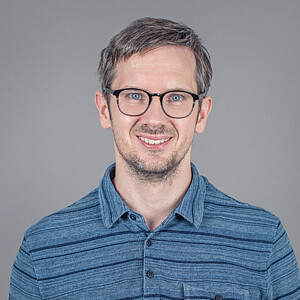 Porträt von Matthias Heilbrunner, ein Mann mit kurzen, braunen Haaren und Brille