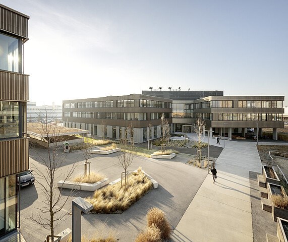 Blick auf die Gebäude des Technologiezentrum Seestadt