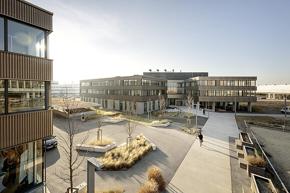 Blick auf die Gebäude des Technologiezentrum Seestadt