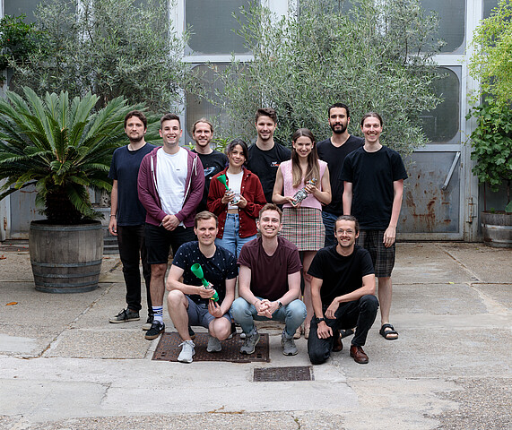 Gate Space: Ein Gruppenfoto vom Gate Space Team in einem Innenhof