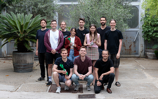 Gate Space: Ein Gruppenfoto vom Gate Space Team in einem Innenhof