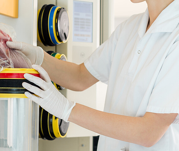 A medical professional using the Sumetzberger system