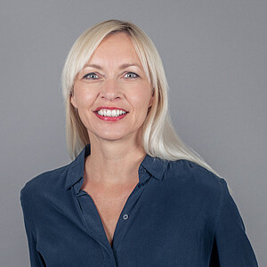 Porträt Jutta Scheibelberger, eine Frau mit blonden langen Haaren
