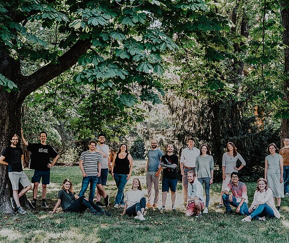 Arkeon: Ein Teamfoto im Freien unter einem Baum. 