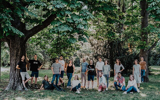 Arkeon: Ein Teamfoto im Freien unter einem Baum. 