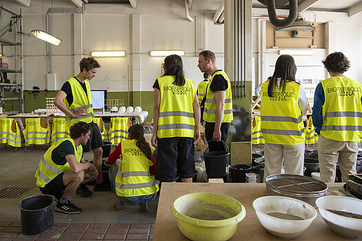 Biofabrique Vienna auf der ersten Klimabiennale. Forschung mit Öffi-Aushub und Backwarenresten