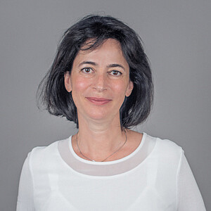 Porträt von Katalin Sereny, eine Frau mit dunklen, kurzen Haaren